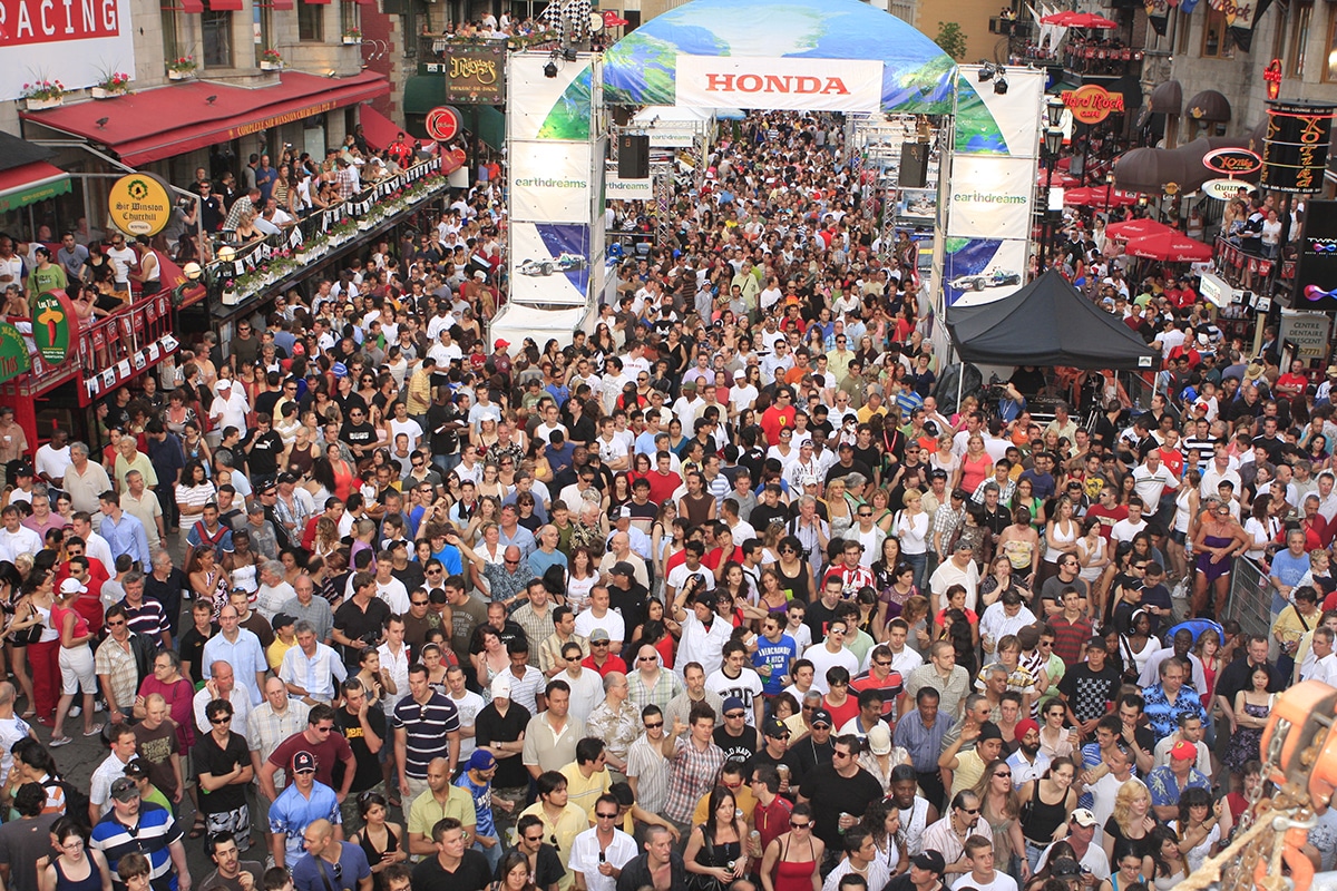 Crowd at the Crescent Street Grand Prix F1